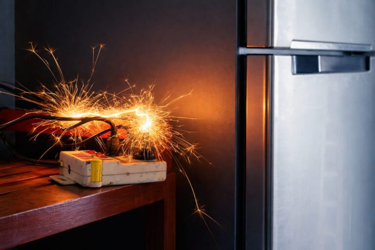 Îți ții frigiderul sau caloriferul electric în prelungitor? Greșeala care poate încălzi cablul prea mult