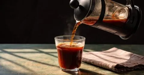 Presa franceză îți face acasă o cafea intensă, mai densă. Atenție la colesterol dacă o bei des