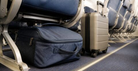 Ryanair și Wizz Air taxează bagajele și locurile, costurile ajung la 278 RON. Cum eviți suprataxele pentru zborurile low-cost