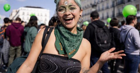 THC-ul îți reduce somnul cu 26 de minute. Acesta întârzie faza REM și scade calitatea odihnei, deși pare