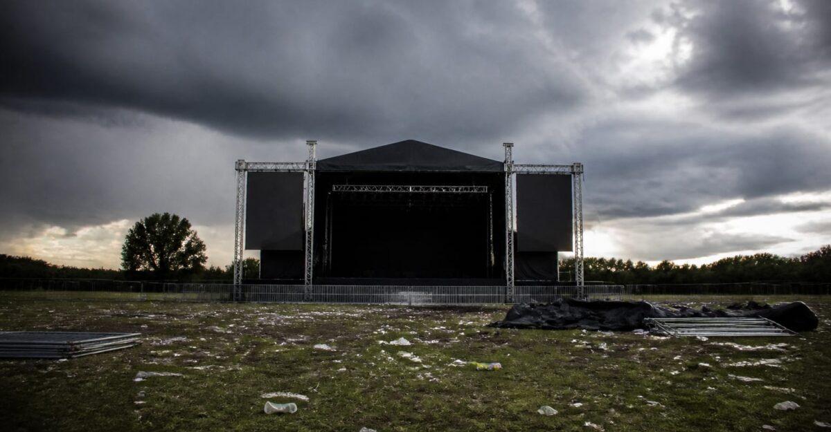 Theo Rose a fost oprită din concert la Nibiru, cu o zi înainte de a împlini 29 de ani