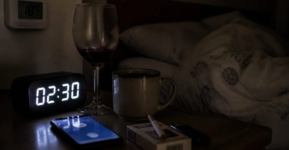 Te trezești noaptea și apoi nu mai adormi 20-30 de minute? Multe treziri nocturne pornesc de la 3 obiceiuri simple de seară
