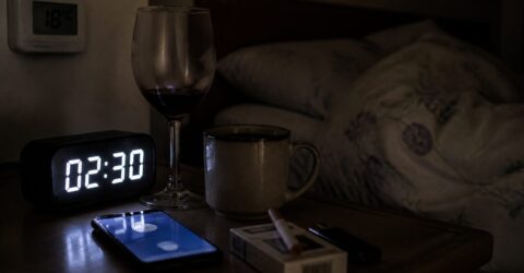 Te trezești noaptea și apoi nu mai adormi 20-30 de minute? Multe treziri nocturne pornesc de la 3 obiceiuri simple de seară