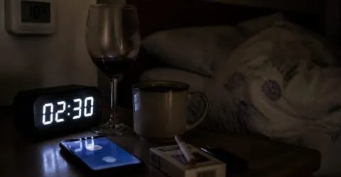 Te trezești noaptea și apoi nu mai adormi 20-30 de minute? Multe treziri nocturne pornesc de la 3 obiceiuri simple de seară