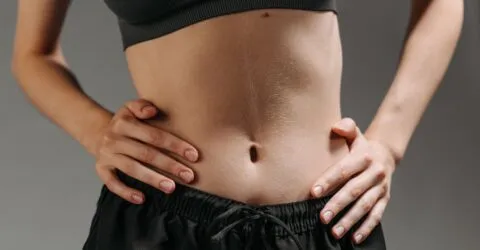 Ai o umflătură la buric care apare doar la efort? La adulți, poate fi semnul unei hernii care rareori trece singură