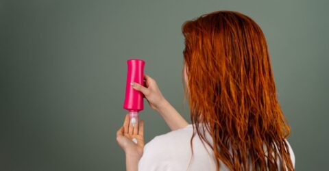 Șapte balsamuri fără clătire recomandate de hairstiliști. Ce formule merg la păr fin, gros sau deteriorat