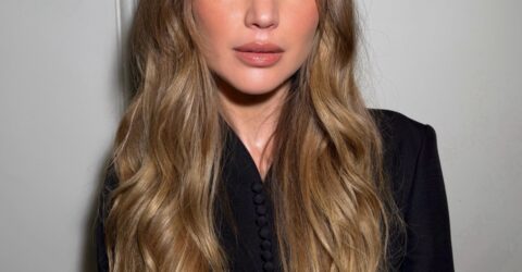 Jennifer Lawrence schimbă bretonul clasic cu unul aerisit în centru și mai ușor de purtat
