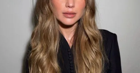 Jennifer Lawrence schimbă bretonul clasic cu unul aerisit în centru și mai ușor de purtat