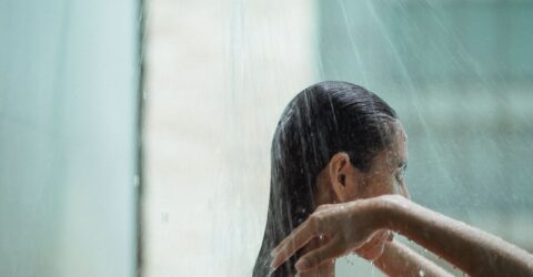 Părul căzut la duș nu înseamnă mereu o problemă. Cum îți dai seama când e cazul să mergi la dermatolog