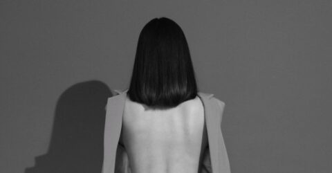 Calvin Klein SS27 mizează pe mai puține piese și croieli curate. Ce propune Veronica Leoni pentru garderobă