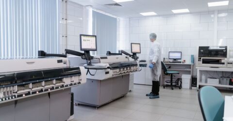 De ce tot mai multe tinere ajung să sară peste testarea pentru cancerul de col uterin și ce înseamnă asta pentru ele