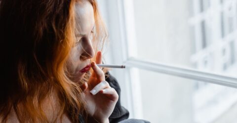 Nicotina creează rapid dependență. Cum ajung sevrajul, stresul și ritualurile zilnice să te țină prins