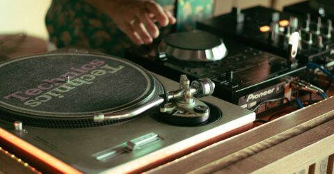 Cum alegi între DJ și formație live la nuntă în funcție de invitați, sală și ritmul serii