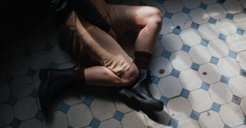 Dr. Martens lansează în două zile „With Bouncing Soles” și mută strategia spre consumator