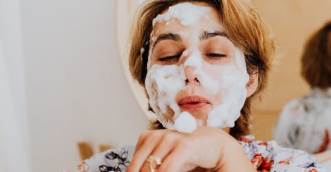 Dubla curățare nu este pentru toată lumea. Când te ajută și când e suficient un singur pas
