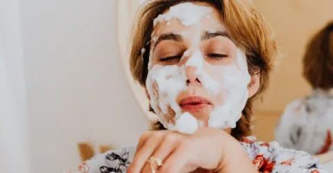 Dubla curățare nu este pentru toată lumea. Când te ajută și când e suficient un singur pas