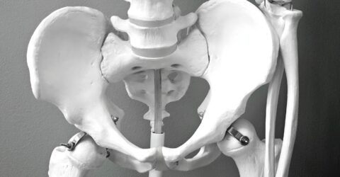 Durerea pelvină severă nu trebuie așteptată să treacă. Semnele care cer evaluare rapidă