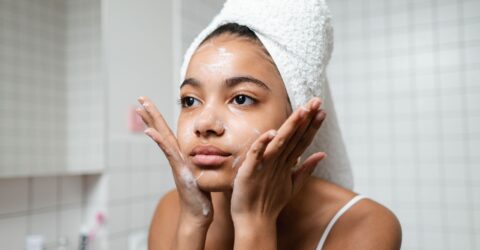 Cum alegi gelul de curățare după tipul de ten. Ingredientele pe care le recomandă un dermatolog