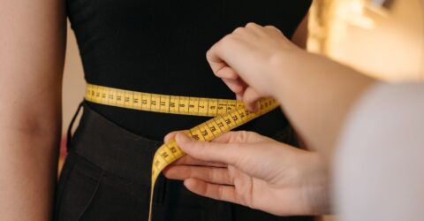 Menopauza nu aduce mereu multe kilograme în plus. Ce se schimbă de fapt în metabolism și în zona taliei