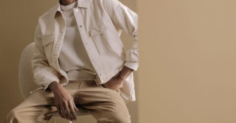Jacheta utilitară kaki revine în toamna lui 2026. Ce aduce nou față de parka și windbreaker