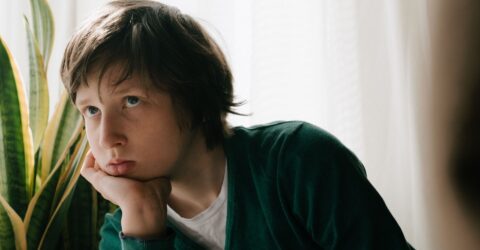 Copiii lăudați că sunt „deștepți” au trișat mai des într-un studiu. Ce pot înțelege părinții de aici