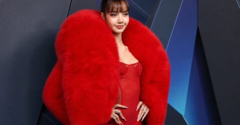Lisa a purtat la VMAs o rochie transparentă The Attico și o manichiură inspirată din dansul thailandez