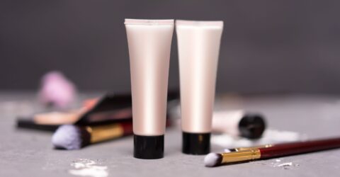 Ce produse recomandă Tim Quinn pentru tenul matur și cum le aplici în straturi subțiri, doar unde trebuie
