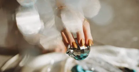 A ales un auriu mai curajos decât roșul sau champagne-ul la premiera noului film
