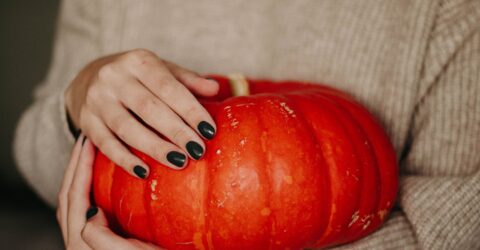 14 idei de manichiură pentru Halloween, de la unghii French discrete la globi oculari 3D