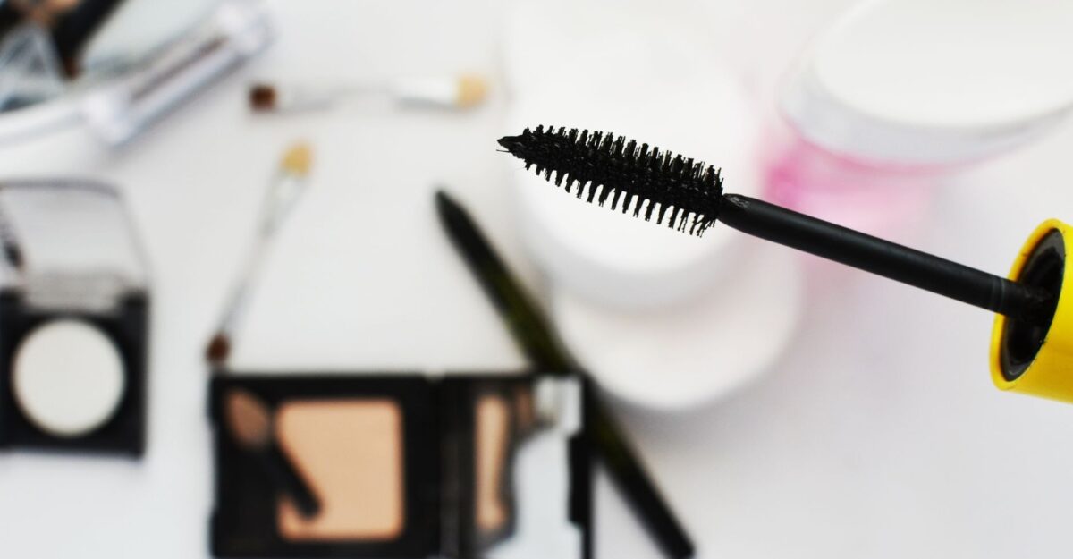 Cum obții gene definite discret cu mascara. Șapte formule cu efect de ridicare și sfatul lui Amy Conway