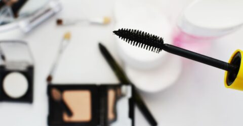 Cum obții gene definite discret cu mascara. Șapte formule cu efect de ridicare și sfatul lui Amy Conway