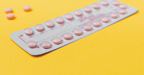 Cum alegi metoda contraceptivă potrivită și ce protecție îți oferă prezervativul