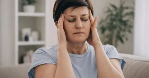 Te doare capul înainte de ploaie sau la lumină puternică? De ce vremea poate conta, dar nu explică singură migrena