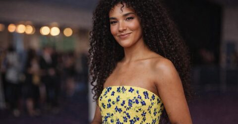 Moisture layering folosește 3 straturi pentru părul creț. Cum îți păstrezi buclele hidratate și cu mai puțin frizz