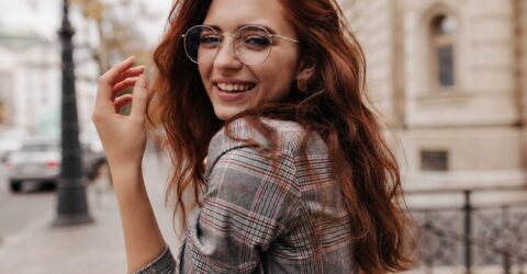 Ochelarii devin accesoriul central al sezonului rece. Cum alegi forma care schimbă cel mai mult ținuta