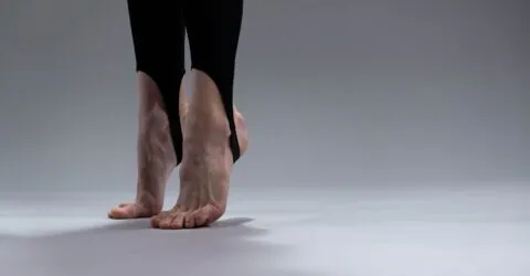 Pantalonii cu bridă revin după anii pantalonilor largi. Cum îi poți purta în ținute elegante sau relaxate