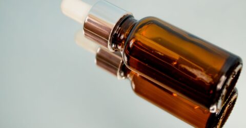 Cum alegi retinolul în 2026 fără să-ți irite pielea. Vogue recomandă 7 seruri și creme
