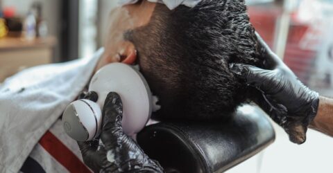 Cum se spală părul după rutina japoneză axată pe scalp. Ce pași pot reduce frizz-ul și ruperea