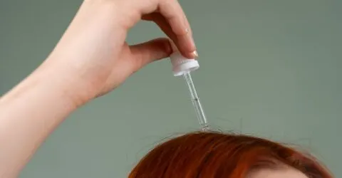 Serurile pentru creșterea părului nu sunt la fel cu cele anti-cădere. Cum alegi varianta potrivită