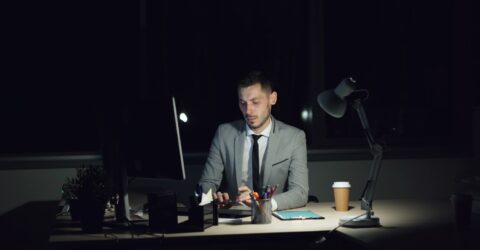 Munca peste program, shoppingul și datingul pot ascunde disconfortul singurătății