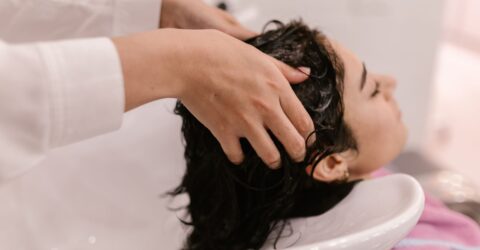Spălatul des nu îngrașă părul mai repede. Marina Filipescu explică cum alegi frecvența