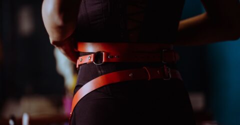Sexul cu strap-on nu înseamnă roluri fixe în cuplu. Cum alegi hamul și dildo-ul potrivite pentru început