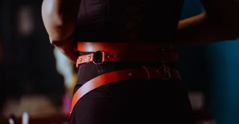 Sexul cu strap-on nu înseamnă roluri fixe în cuplu. Cum alegi hamul și dildo-ul potrivite pentru început