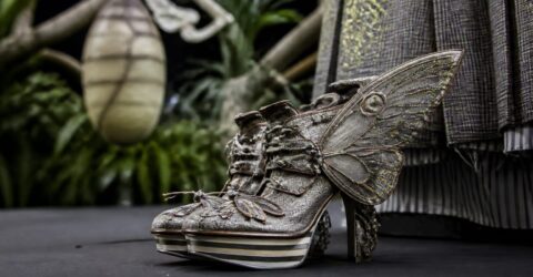 Thom Browne transformă costumul cu aripi și forme de insecte în colecția SS27