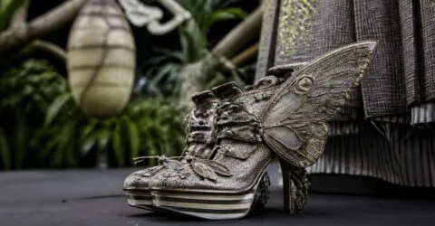 Thom Browne transformă costumul cu aripi și forme de insecte în colecția SS27