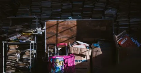 Când lucrurile adunate blochează casa, renunțarea la ele poate cere ajutor psihologic