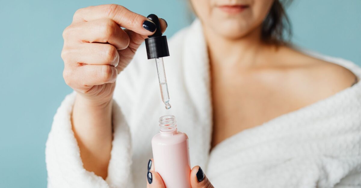 Pielea poate pierde aproximativ 30% din colagen în primii cinci ani de menopauză. Ce pot face tratamentele