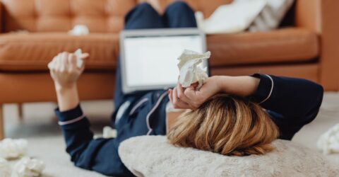 Cum îi ceri unui coleg sau invitat bolnav să meargă acasă, fără să îl faci să se simtă respins