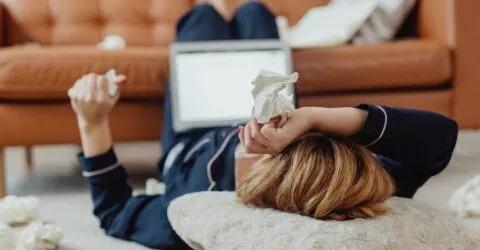 Cum îi ceri unui coleg sau invitat bolnav să meargă acasă, fără să îl faci să se simtă respins