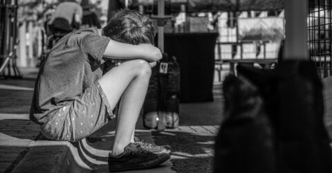 Copiii crescuți cu violență și control excesiv au un risc mai mare de simptome depresive